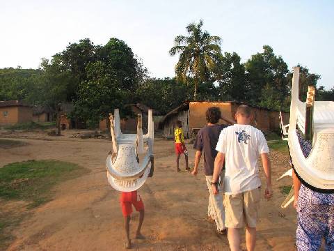 en route dans le village
